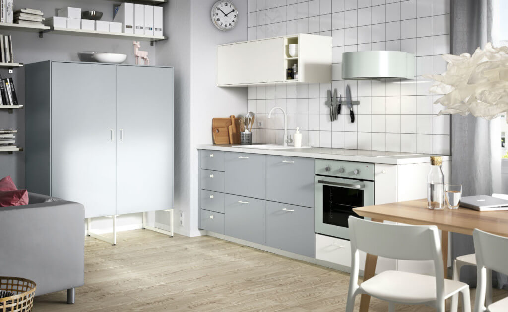 Weiße Küche mit Pasteltönen. PhotoCredit: IKEA Möbelvertrieb OHG