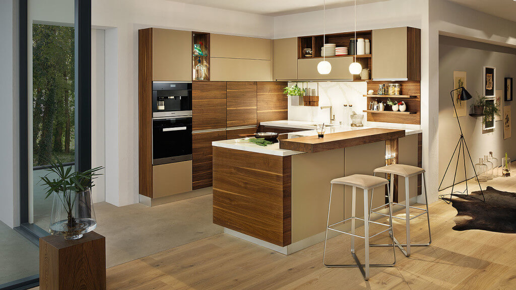 Küche in U-Form mit Holz und hellen Fronten; Foto: Team7