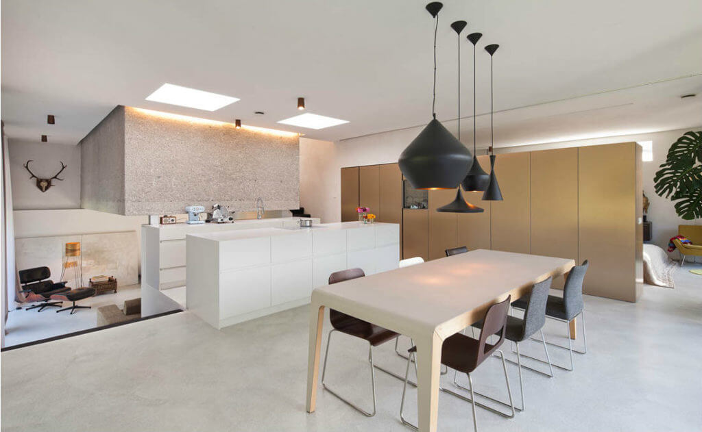 Kücheninsel in Weiß in offener Wohnküche; Fotocredit: Mark Sengstbratl, J. Haslinger