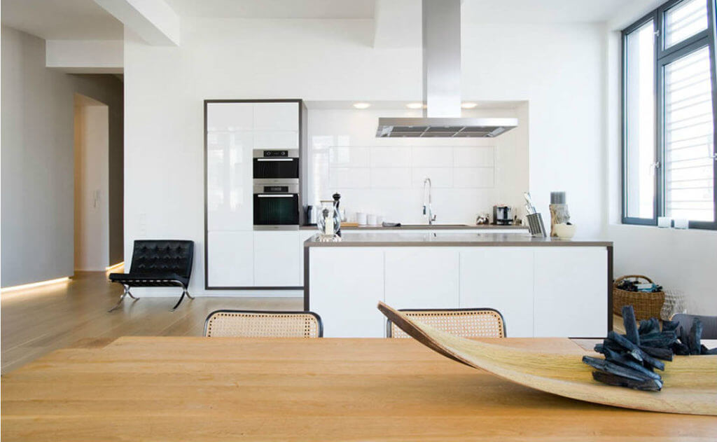 Weiße Küche mit Edelstahl Arbeitsfläche; Planung / Architektur: SNAP Stoeppler Nachtwey Architekten Partner, Hamburg / Fotografie: Maris Stoeppler