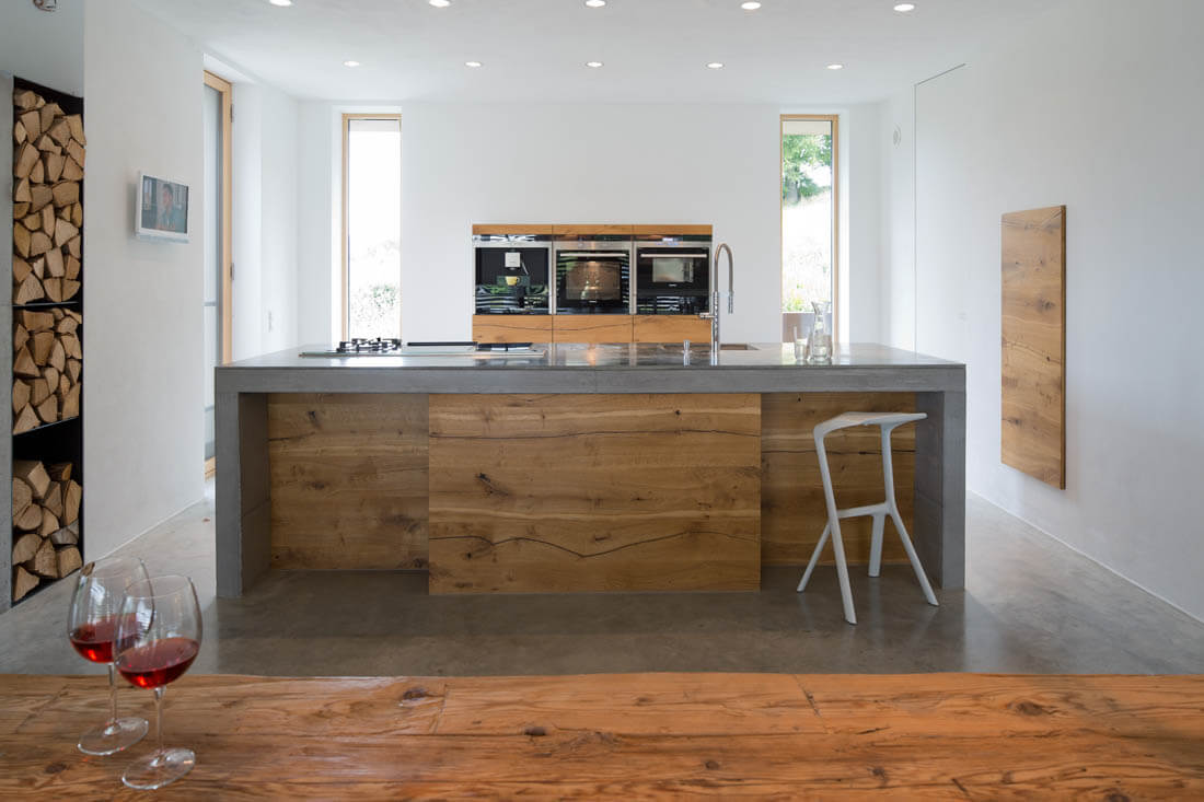 Küche mit Holz und Beton, Foto: fabi architekten bda