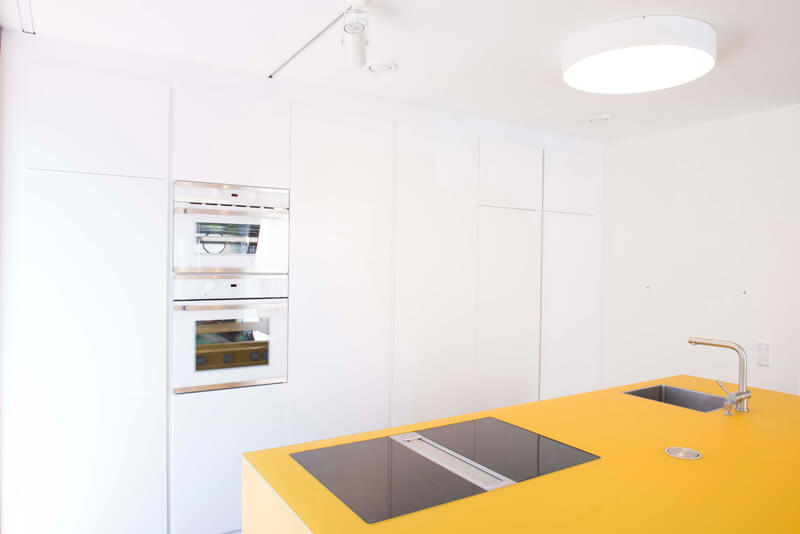 Gelbe Kücheninsel von Lago; Design & Fotocredit: Loft 78 GmbH