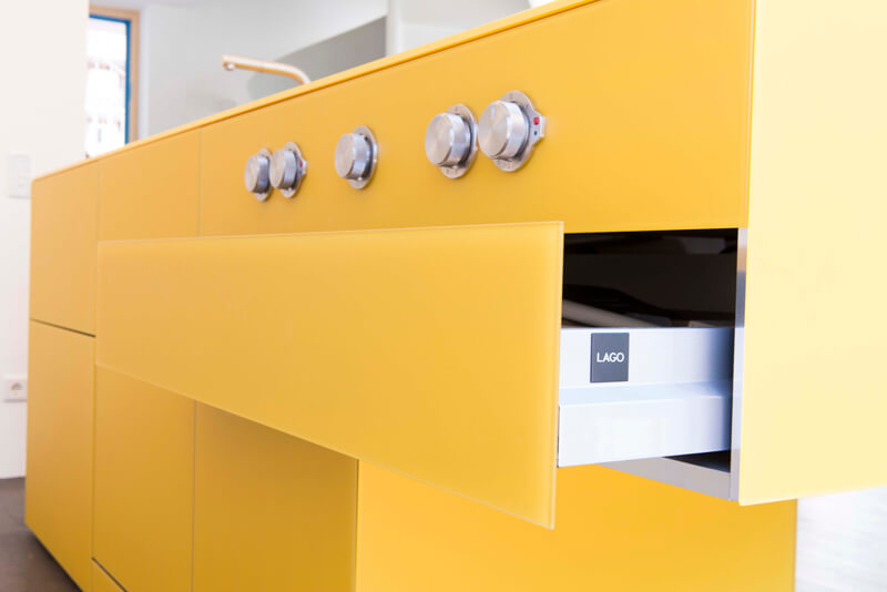 Gelbe Kücheninsel von Lago; Design & Fotocredit: Loft 78 GmbH