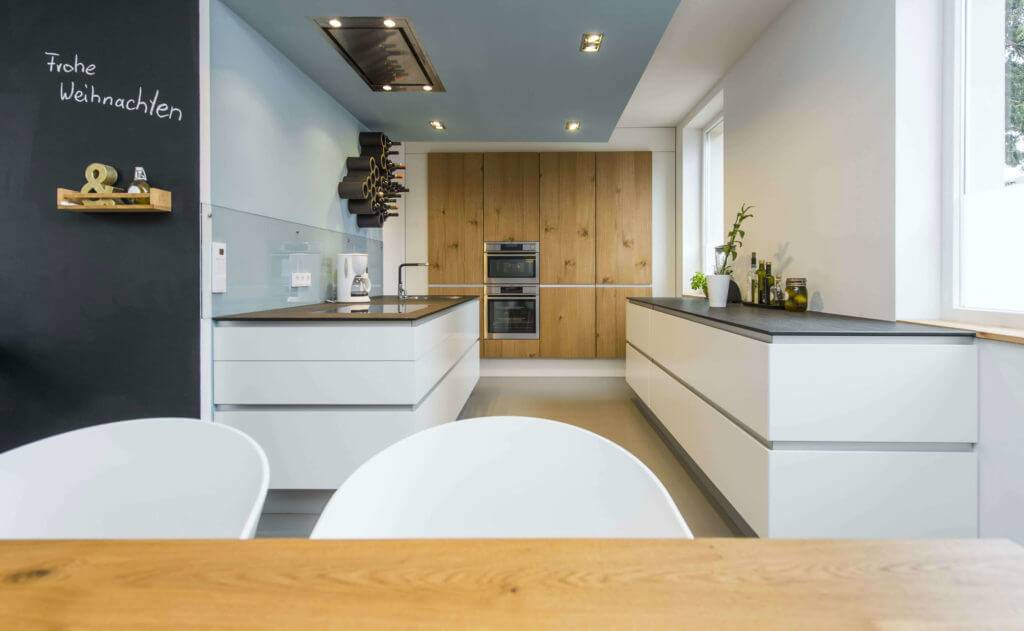 Küche in Weiß mit Holz, Foto: René Jungnickel, Design: BÜRO KÖTHE