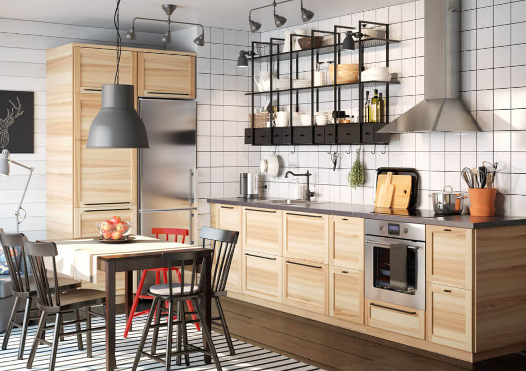 Moderne Landhausküche Metod mit Holzfronten und Arbeitsplatte aus Stein; Foto: IKEA