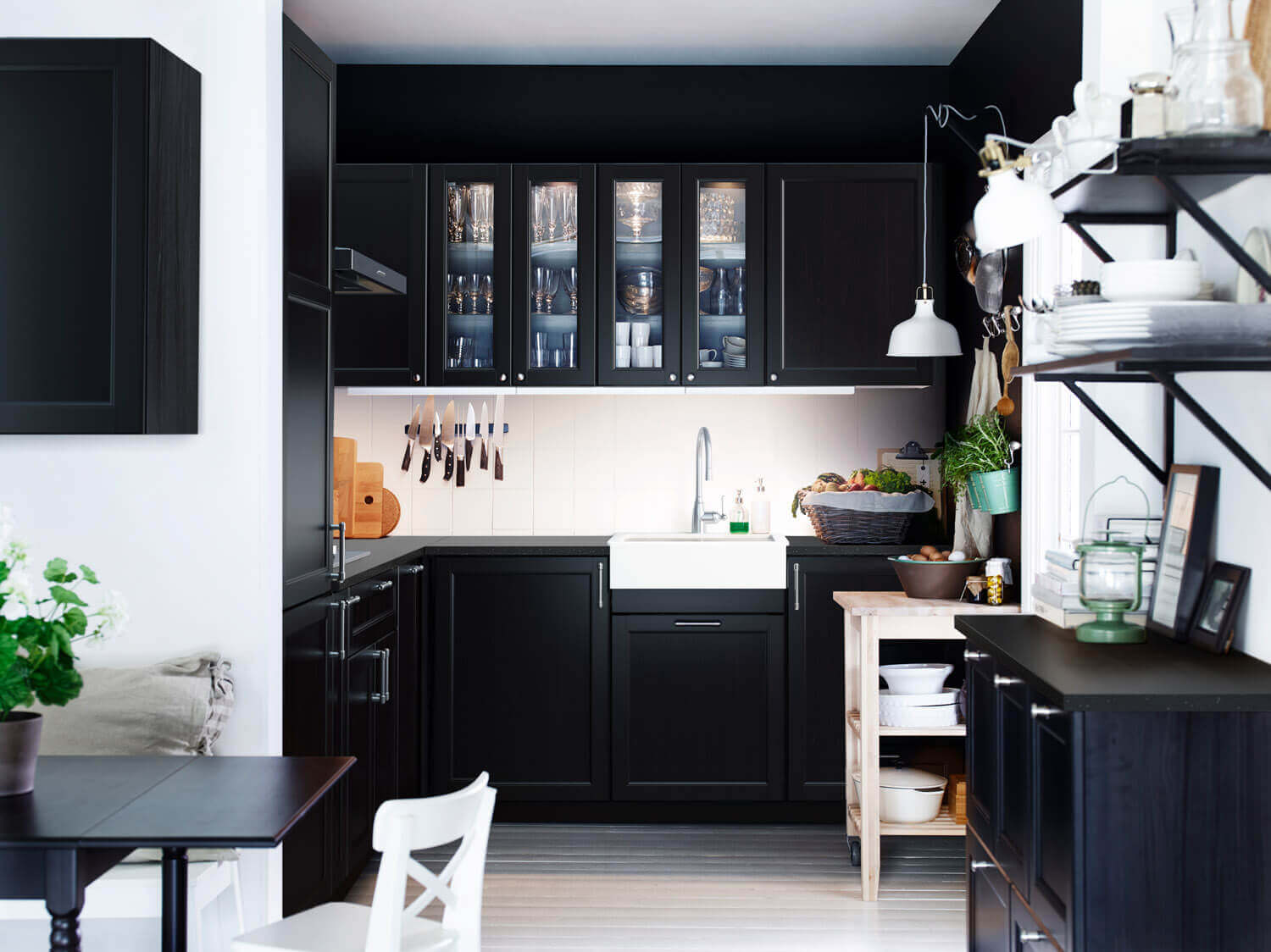 Schwarze IKEA-Küche im Landhaus-Stil