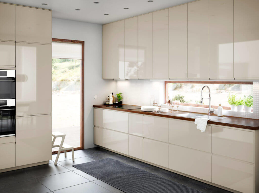 Küche mit Hochglanz Fronten in Magnolia und Arbeitsplatte aus Holz; Foto: Inter IKEA Systems B.V. 