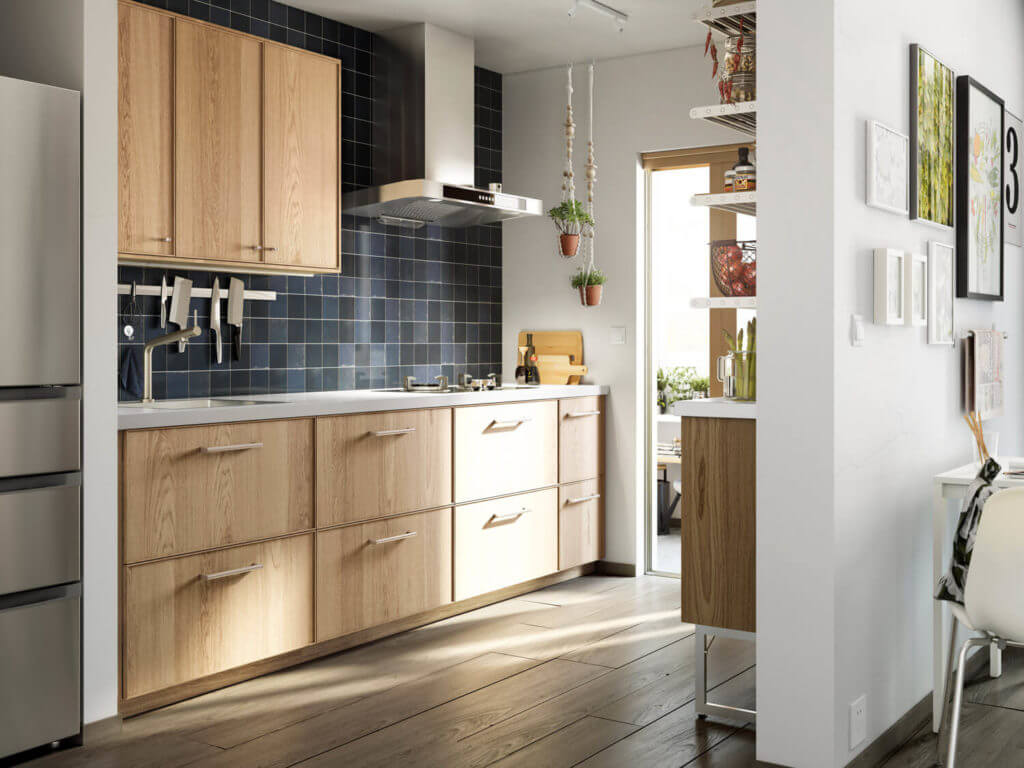 IKEA-Küche in Holzoptik mit modernem Dunstabzug aus Edelstahl, Foto: Inter IKEA Systems B.V.