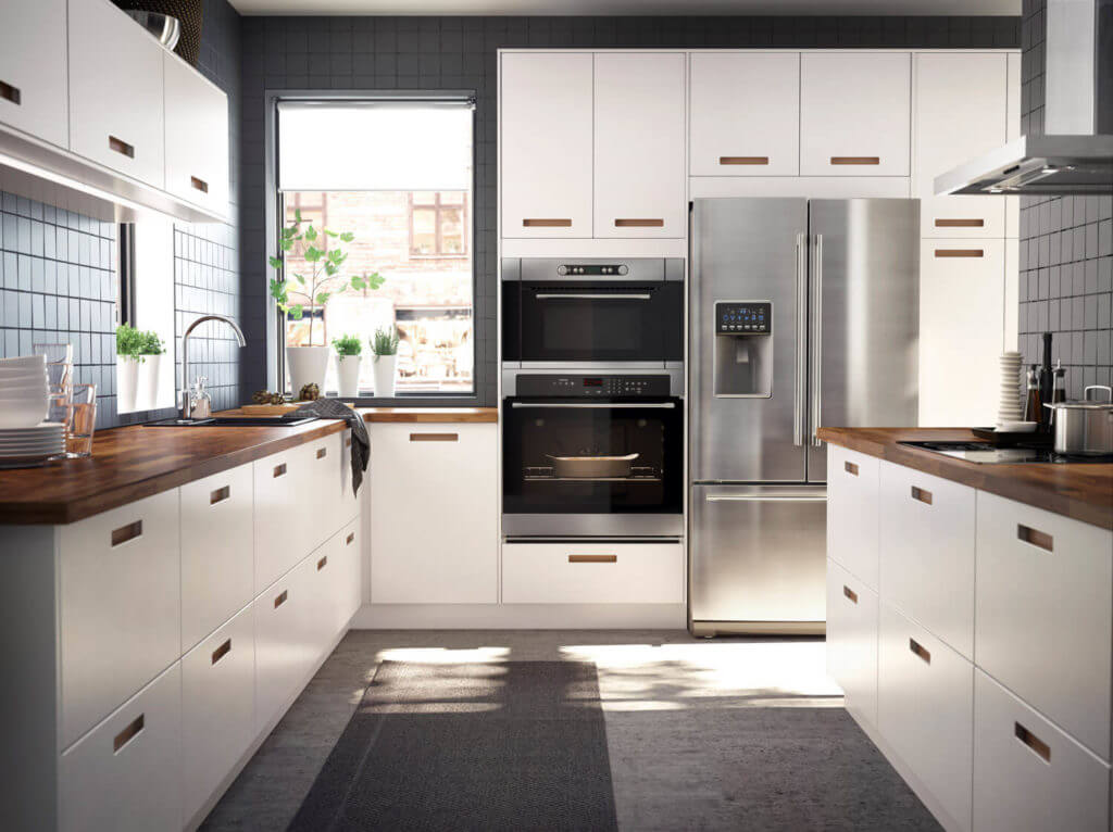 Moderne Landhausküche mit matten, weißen Fronten und Griffmulden aus Holz; Foto: IKEA