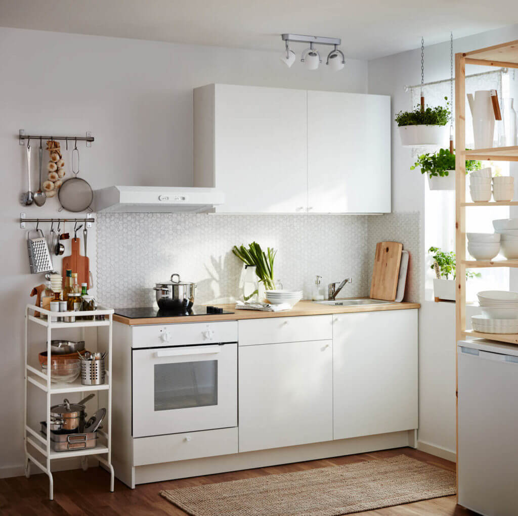 Weiße Küchenzeile von Ikea