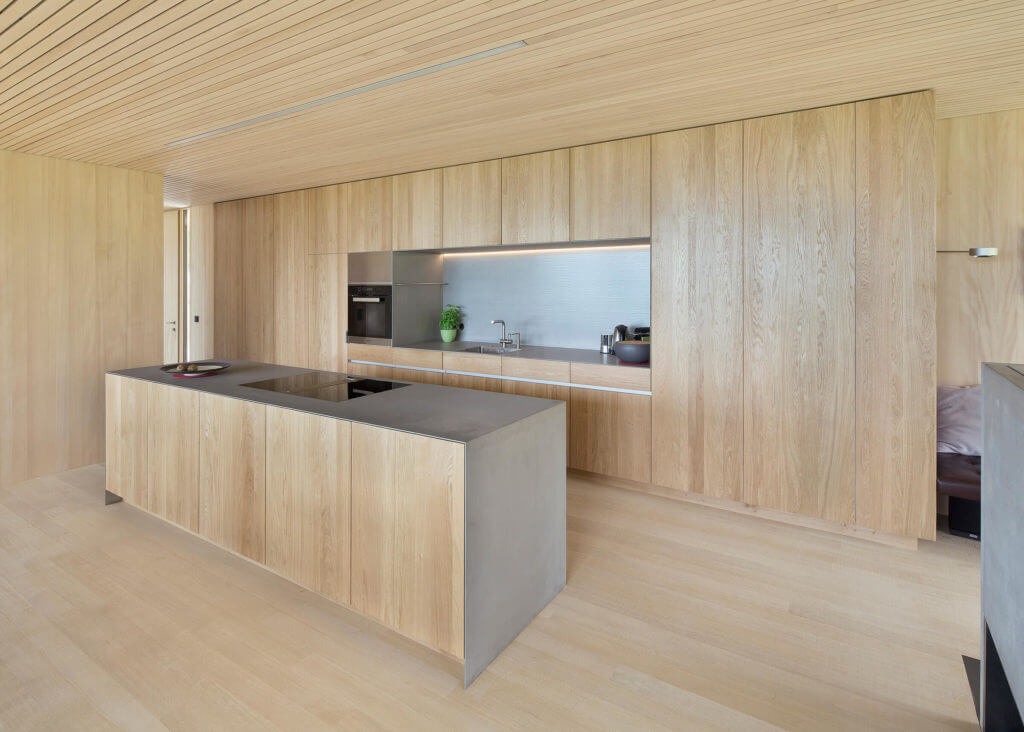 Küche aus Holz mit Kochinsel Foto: Dietrich | Untertrifaller (Angela Lamprecht)