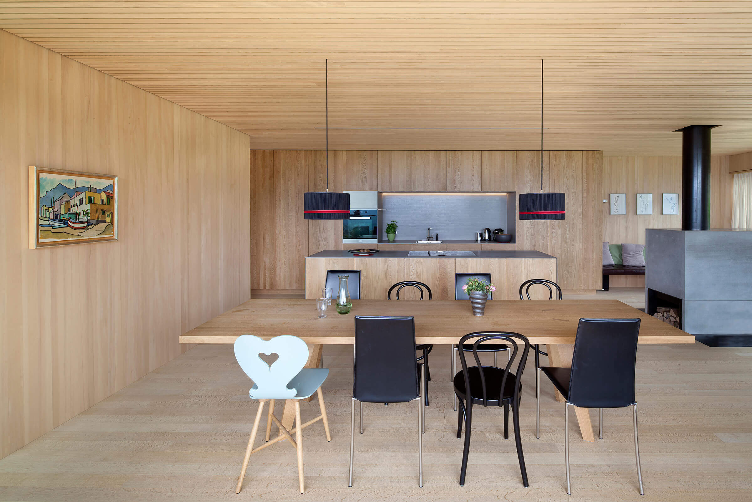 Moderne Wohnküche aus Holz Foto: Dietrich | Untertrifaller (Angela Lamprecht)