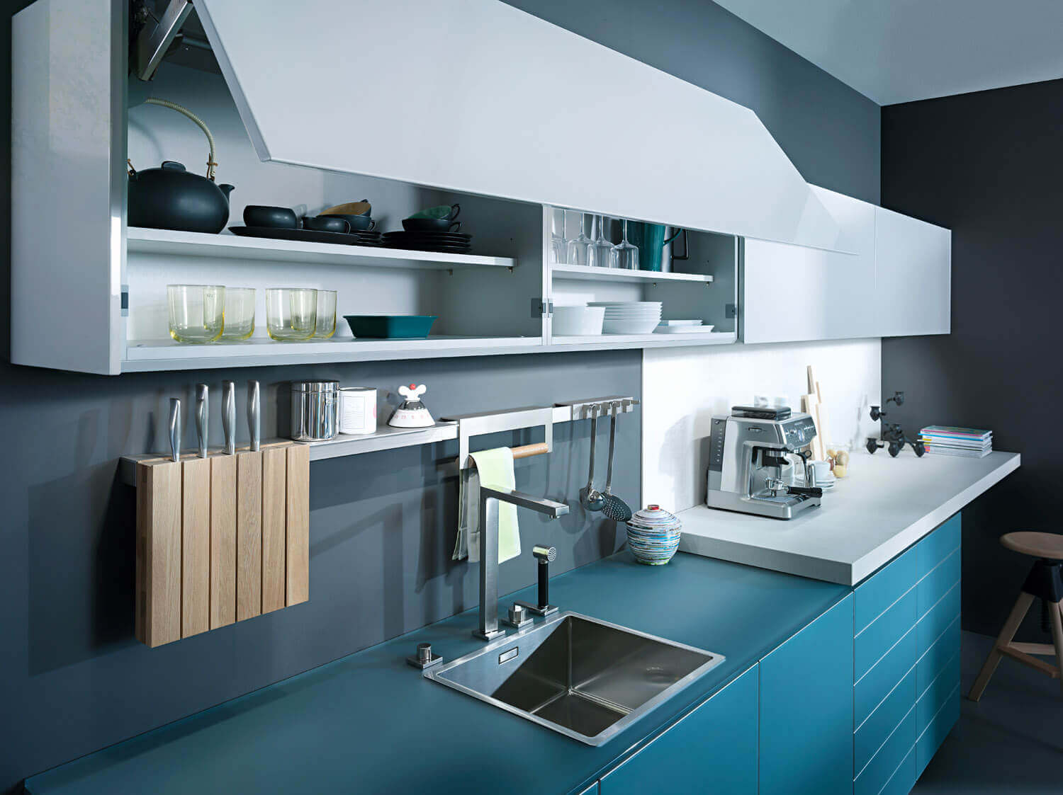 Blaue Küche mit grauer Wandfarbe. Foto: Leicht Küchen