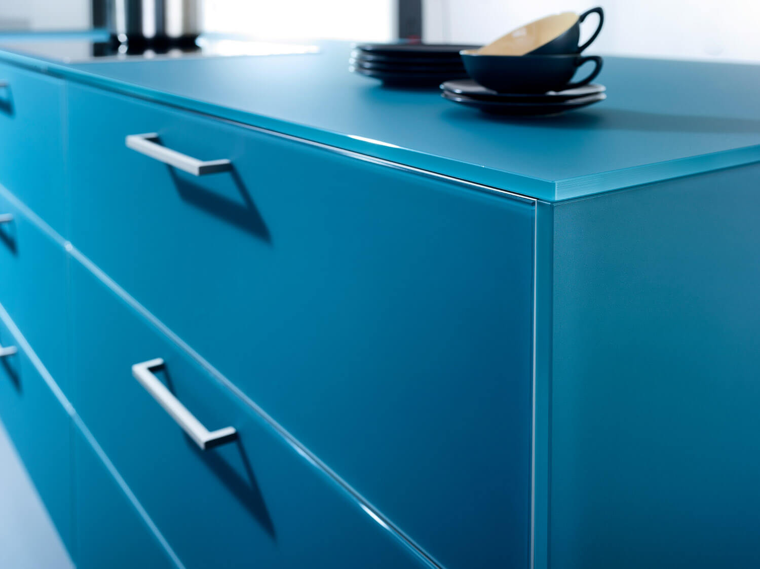 Blaue Küche mit grauer Wandfarbe. Foto: Leicht Küchen
