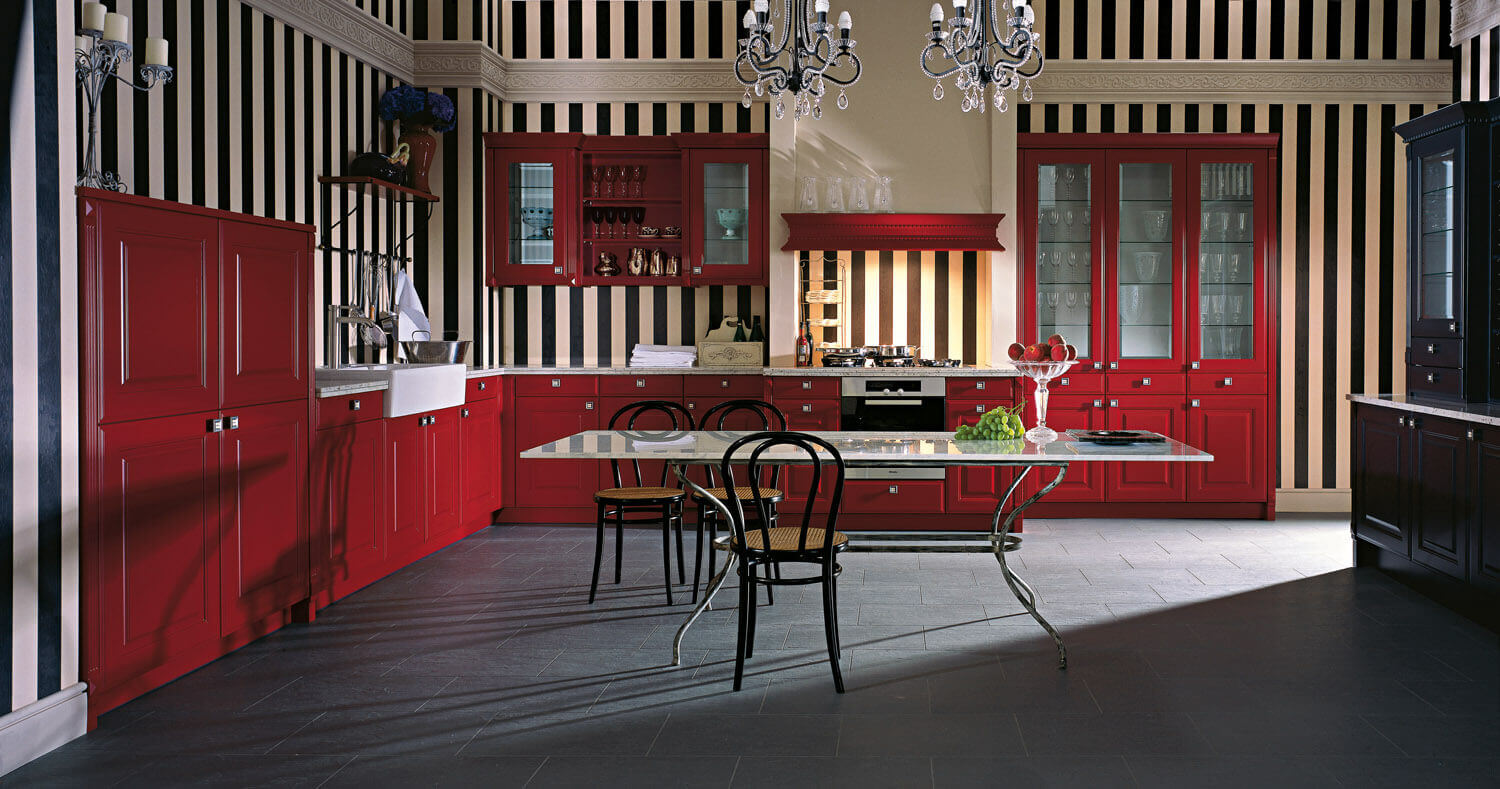 Rote Landhausküche in L-Form mit dunklem Fliesenboden. Foto: Leicht Küchen