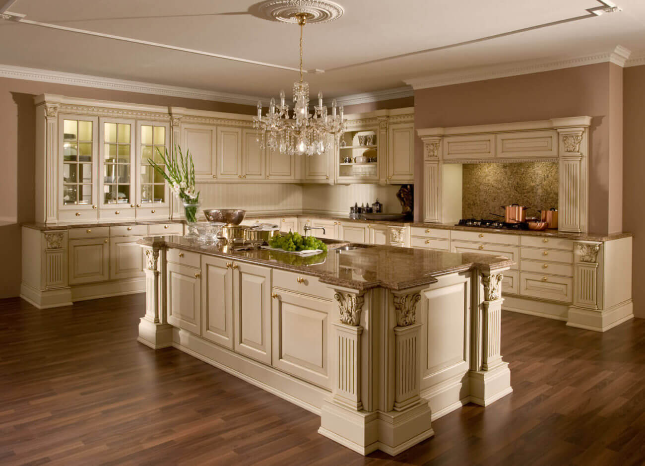 Moderne Landhausküche mit Kücheninsel. Foto: Leicht Küchen