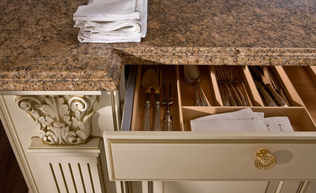 Moderne Landhausküche mit Kochinsel: rustikale Tradition trifft moderne