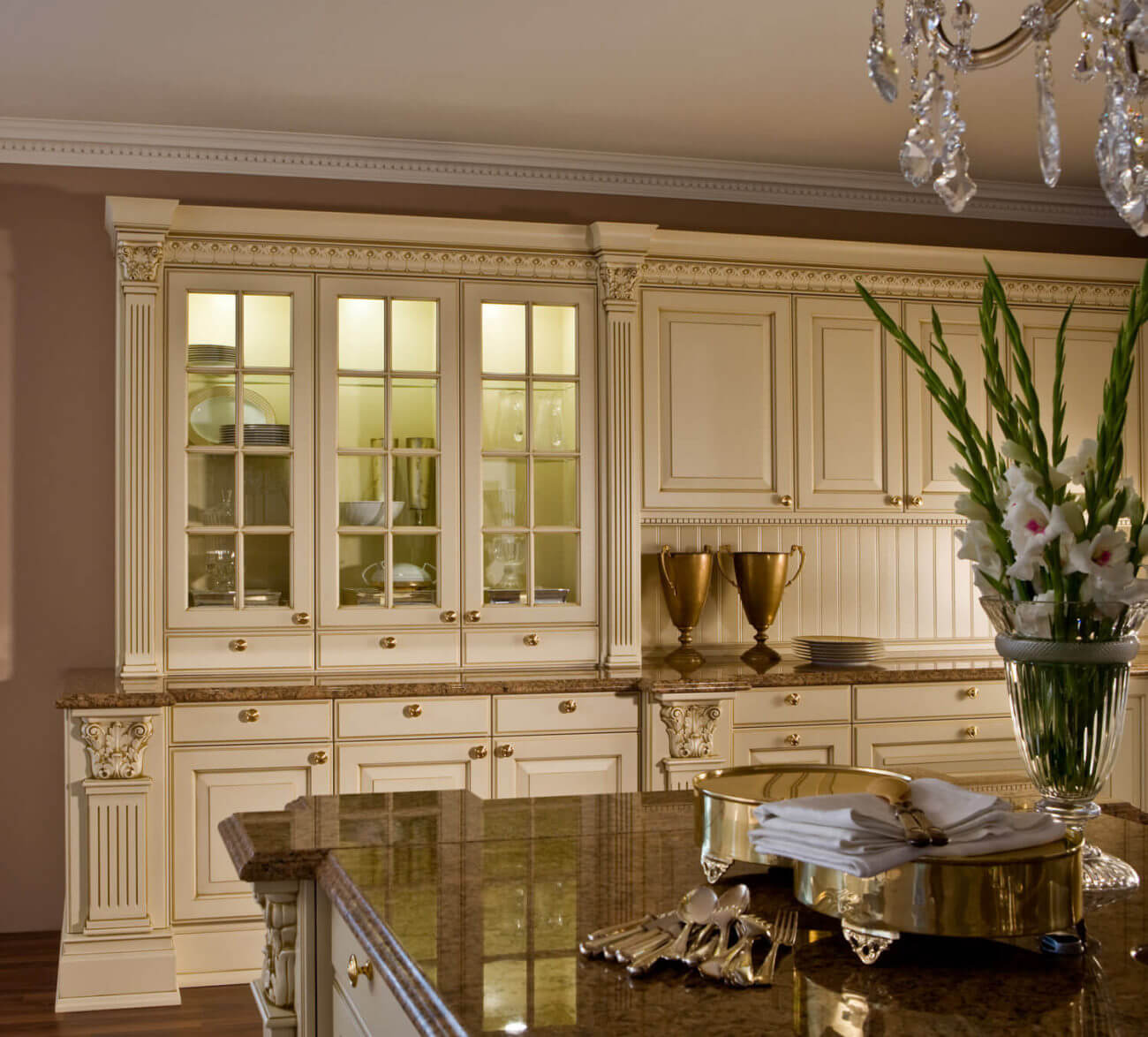 Moderne Landhausküche mit Kochinsel: rustikale Tradition trifft moderne