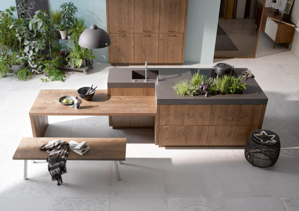 Holz-Küche mit dicker Arbeitsplatte aus Naturstein; Foto: Alno