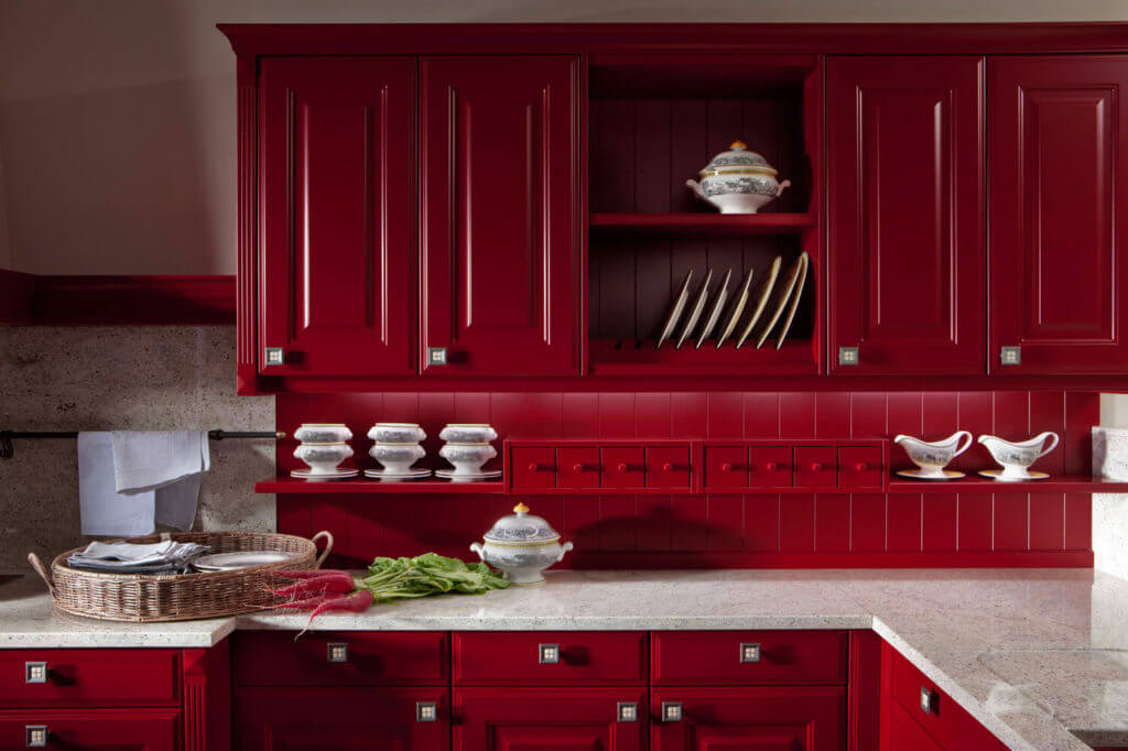 Amerikanische Landhausküche mit klassischen Fronten in Rot und Steinarbeitsplatte; Foto: Leicht Küchen