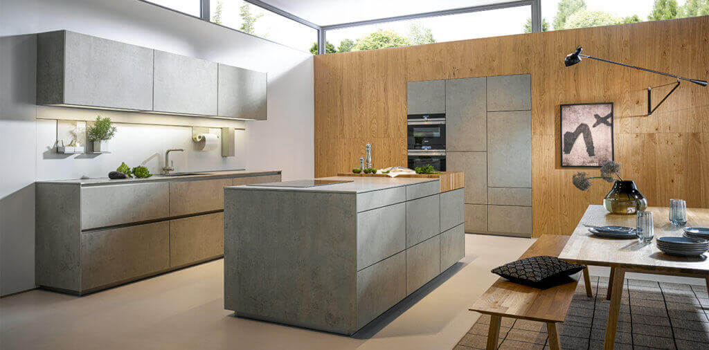 Moderne Designer-Küche aus Holz und Beton; Foto: Next125