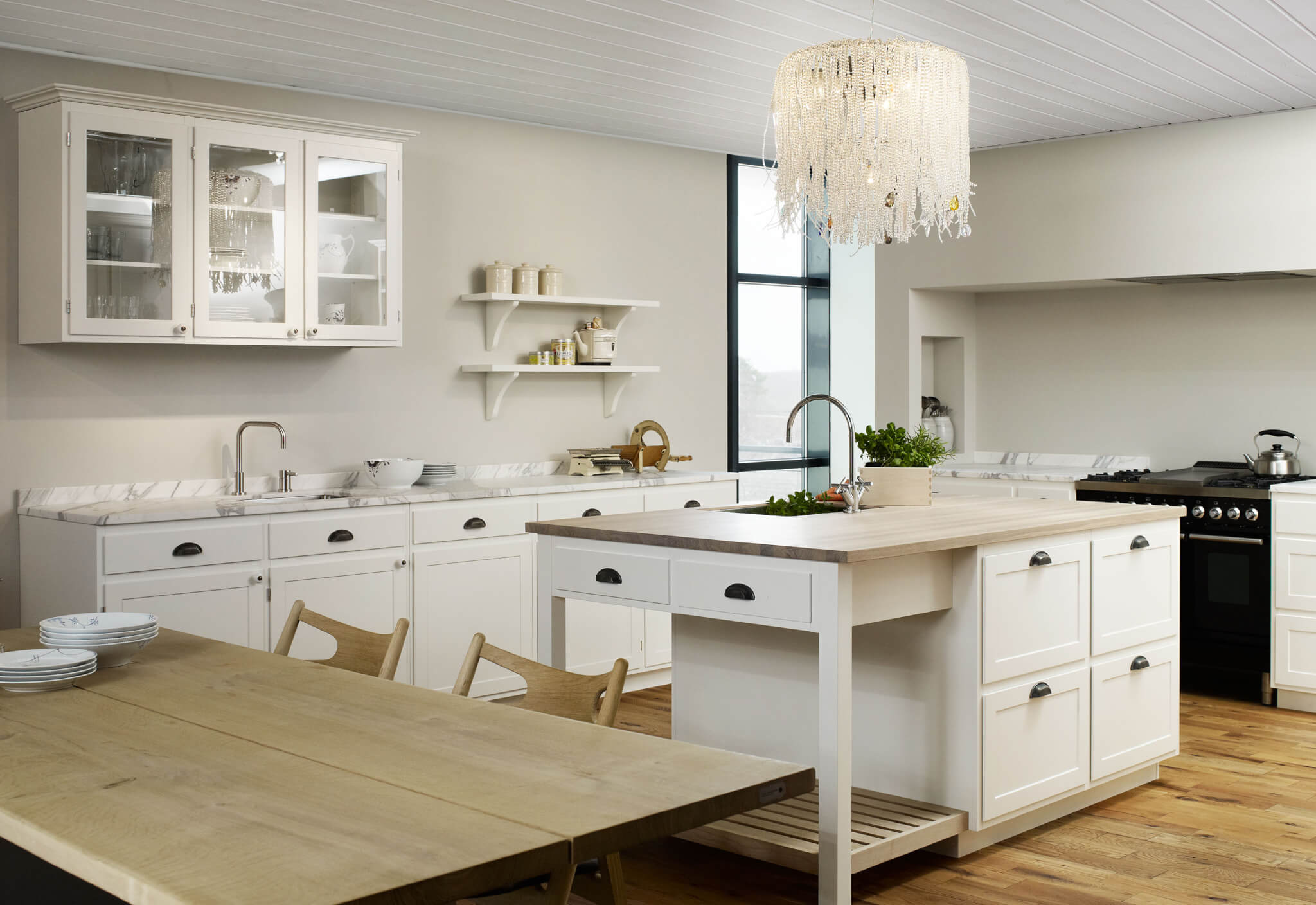 Weiße skandinavische Landhausküche, Foto: Multiform