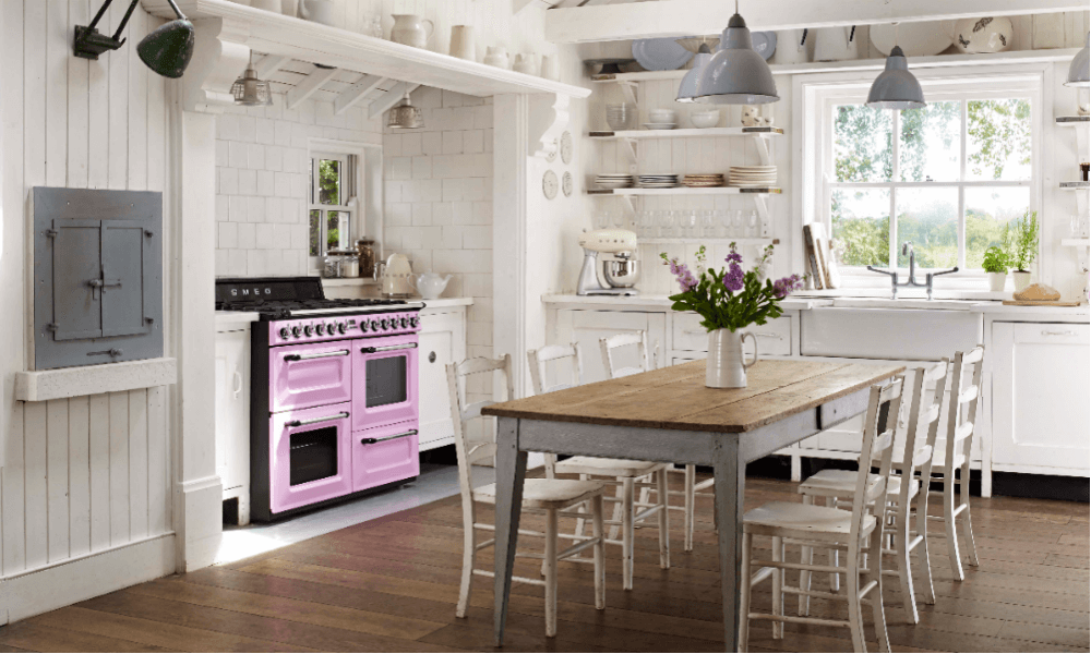 Landhausküche mit pinkem Range Cooker mit Backofen, Induktion, Gas und Pyrolyse; Foto: Smeg
