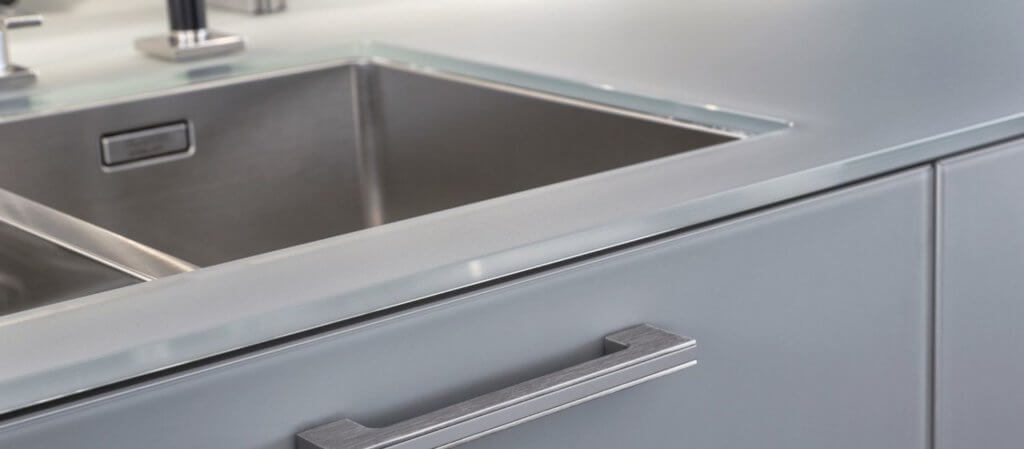 Küche mit Arbeitsplatte aus Glas; Foto: Leicht Küchen