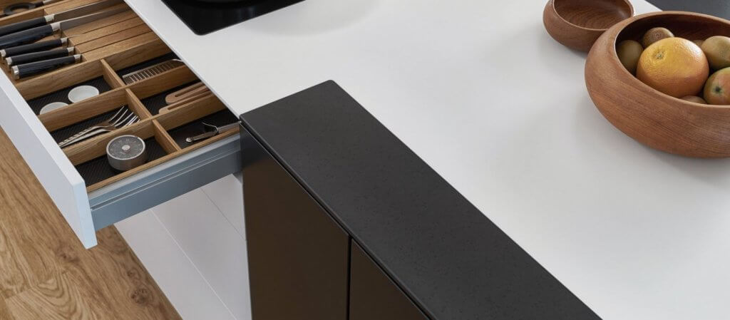 Weiße Arbeitsplatte aus Corian; Foto: Leicht Küchen