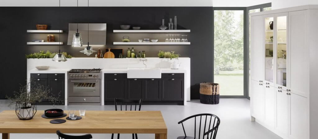 Moderne Landhausküche in Schwarz-Weiß; Foto: LEICHT Küchen