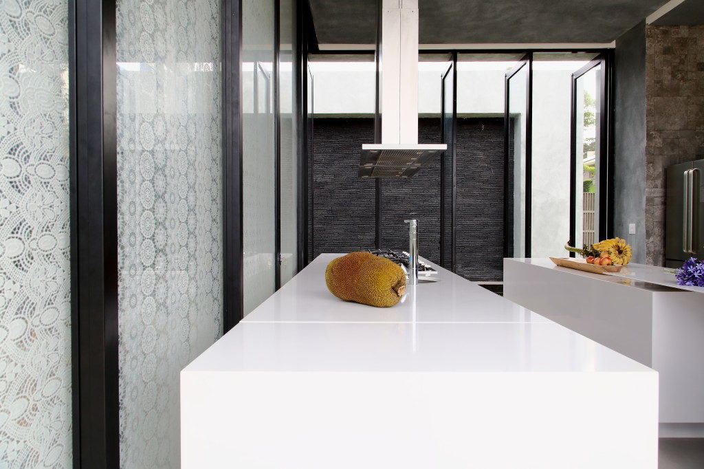 Küche mit Insel und Arbeitsplatte aus Silestone; Foto: Silestone Consentino