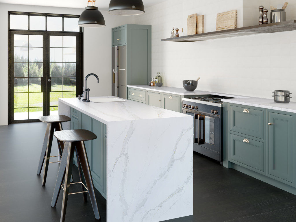 Landhausküche mit Insel aus Silestone in Marmor Optik; Foto: Silestone Consentino