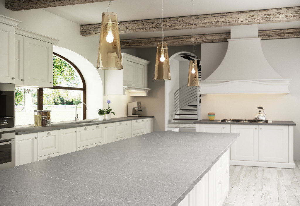 Landhausküche mit Arbeitsplatte aus Silestone in Steinoptik; Foto: Silestone