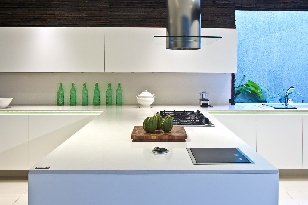 Weiße Arbeitsplatte aus Silestone; Foto: Silestone