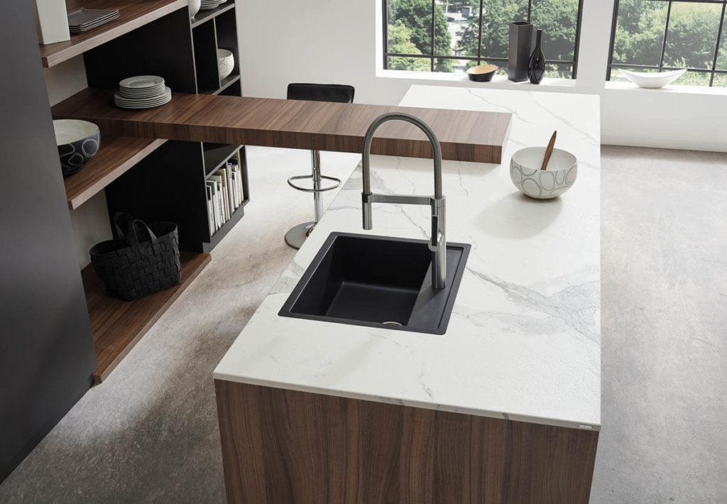 Weiße Keramik Arbeitsplatte mit Marmor-Effekt (Bianco marmo) und schwarzer Küchenspüle. Foto: © Lechner