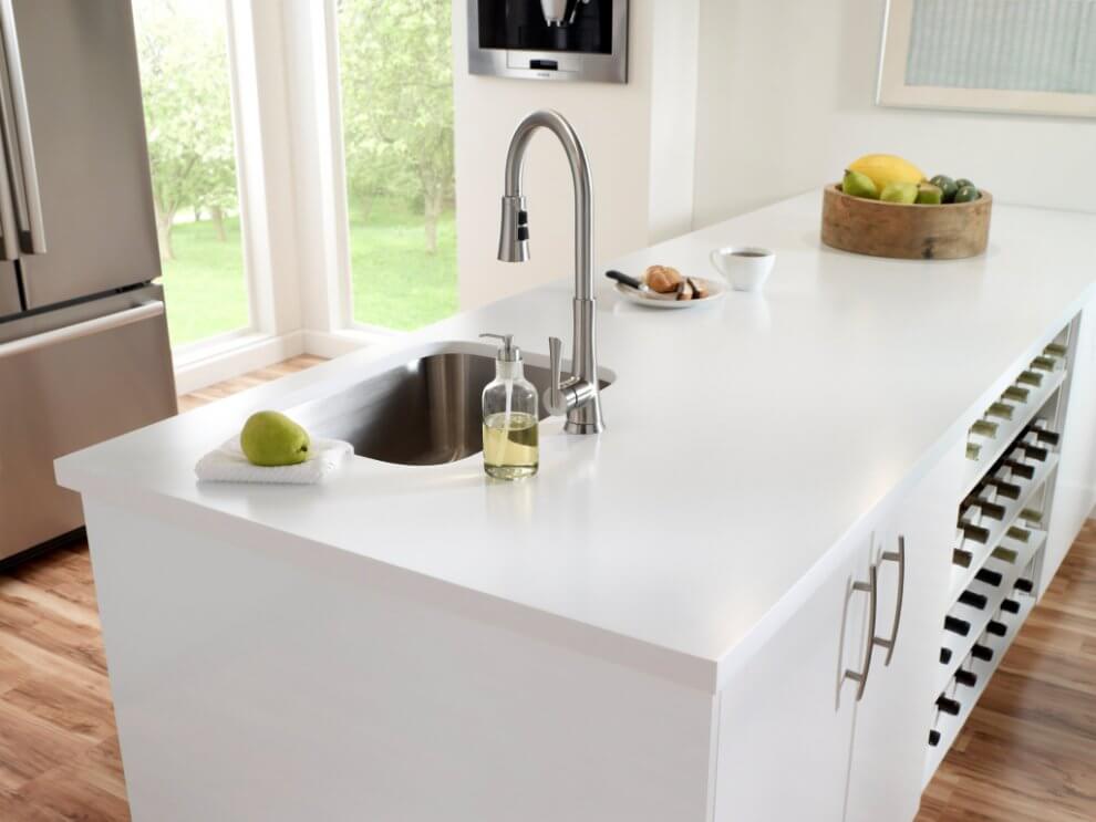 Weiße Kücheninsel mit Arbeitsplatte aus Corian. Foto: Corian