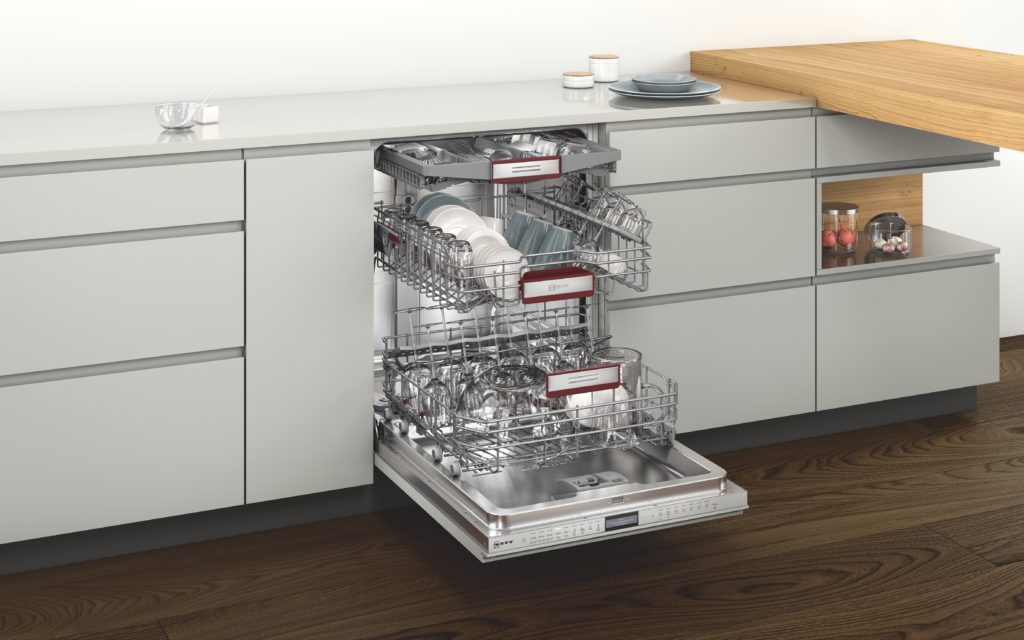 Vollintegrierte Spülmaschine mit Besteckschublade und weißer, griffloser Front; Foto: Neff