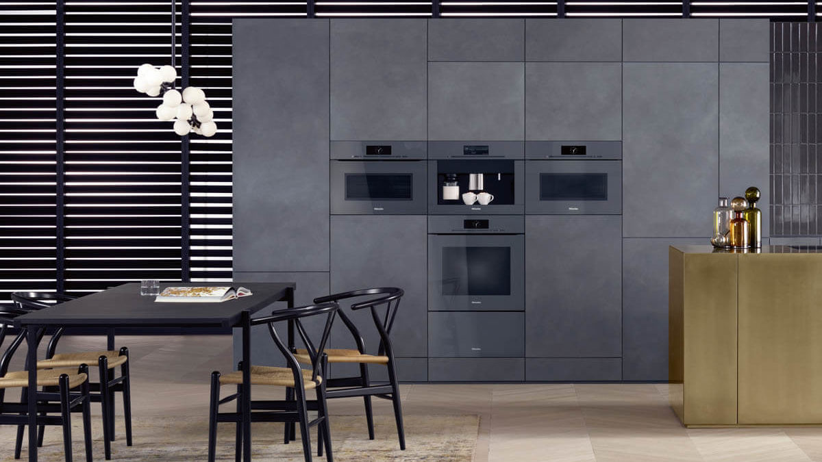 GrifflosenKüchengeräte der ArtLine in Graphitgrau. Backofen mit untergebauter Wärmeschublade, Dampfgarer mit Backofenfunktion, Einbau-Kaffeevollautomaten sowie Backofen mit Mikrowellenfunktion (oben von links). Alle Geräte verfügen über das M Touch-Display. Foto: Miele
