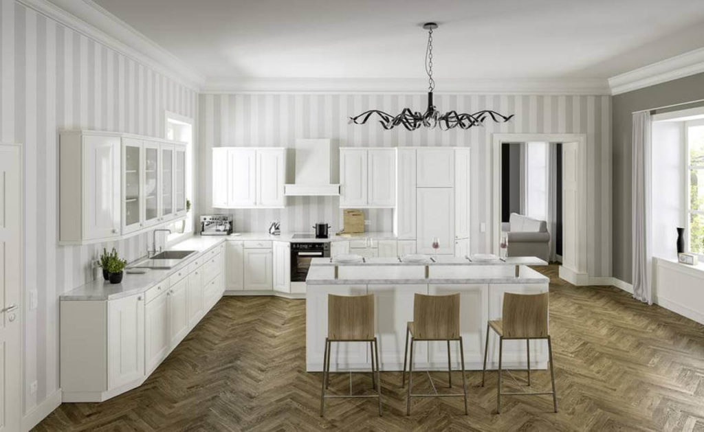 Schöne Landhausküche in L-Form mit Kochinsel. Die weißen Küchenfronten werden mit einer Marmor-Arbeitsplatte kombiniert. Foto: Allmilmö