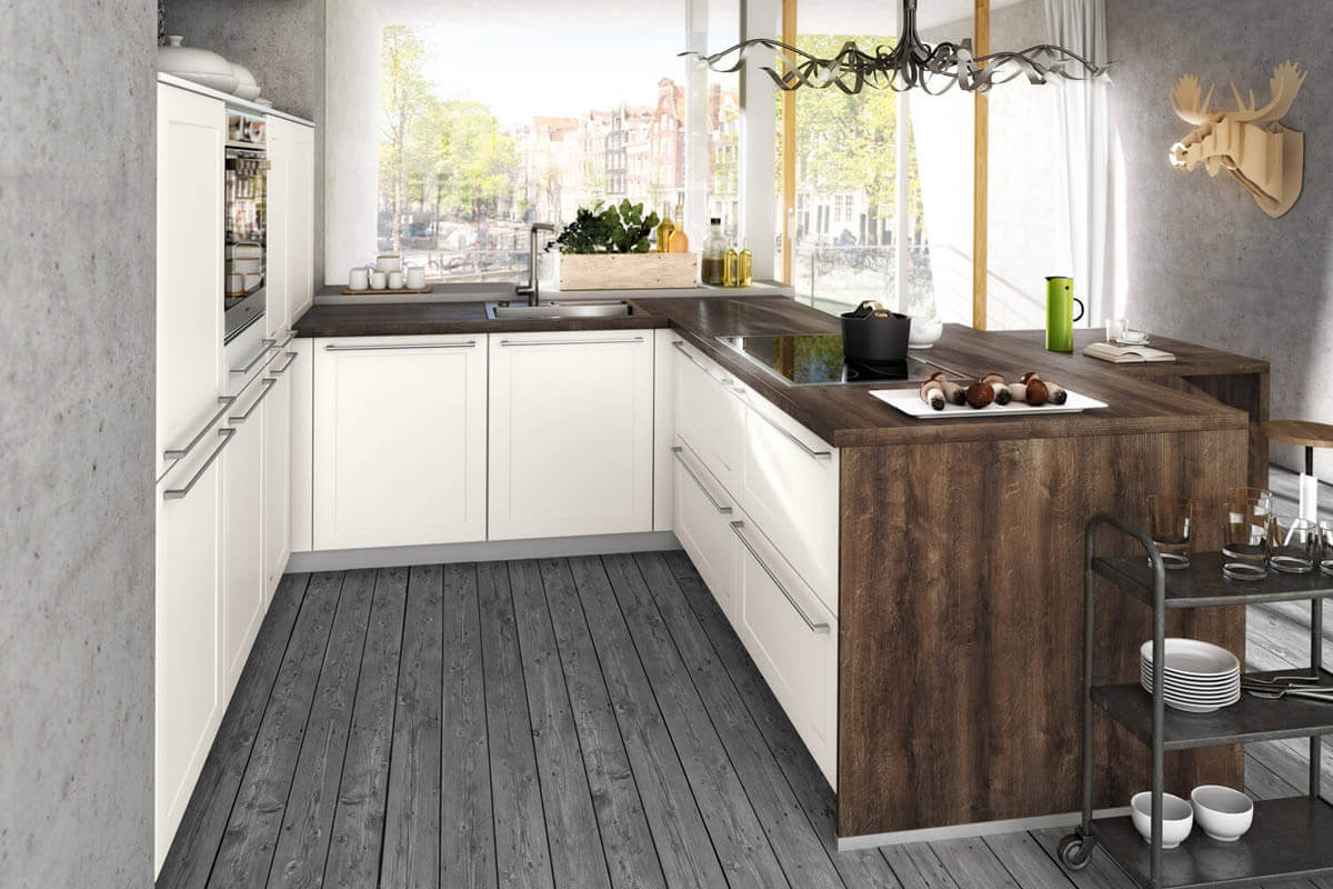 Kleine Küche in U-Form von Alno im Landhaus-Stil mit Holzelementen und weißen Fronten. Foto: Alno