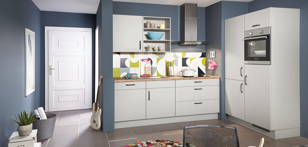 Kleine Küchenzeile mit Hochschrank, weißen Fronten und Arbeitsplatte in Holz-Optik; Foto: Nobilia