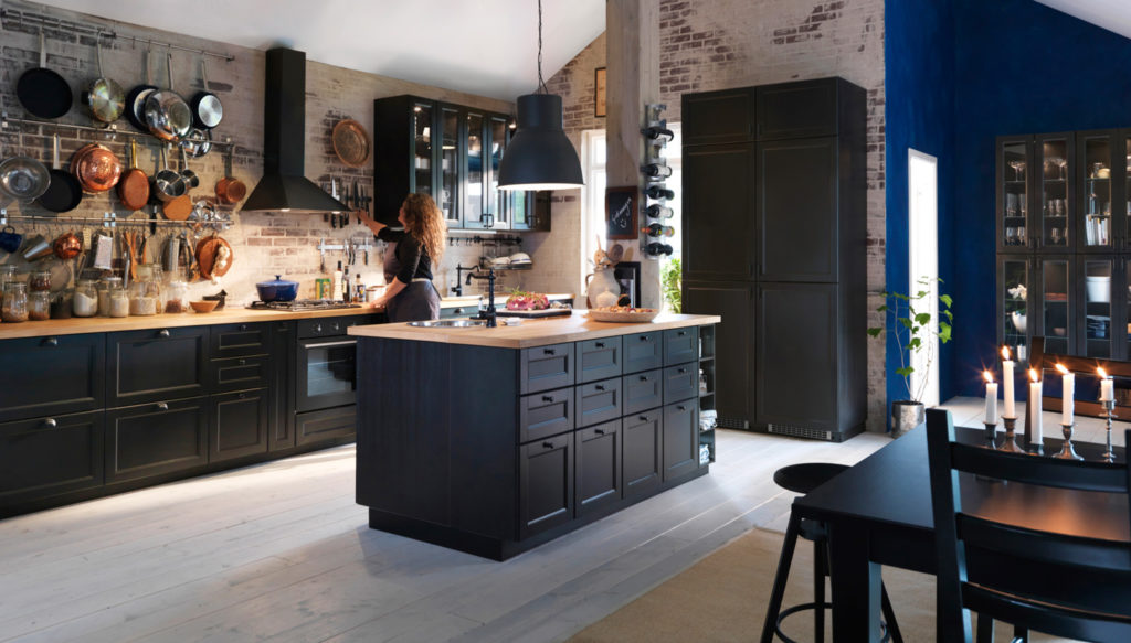 Große offene Wohnküche mit schwarzen Fronten und Kochinsel; Foto: Ikea