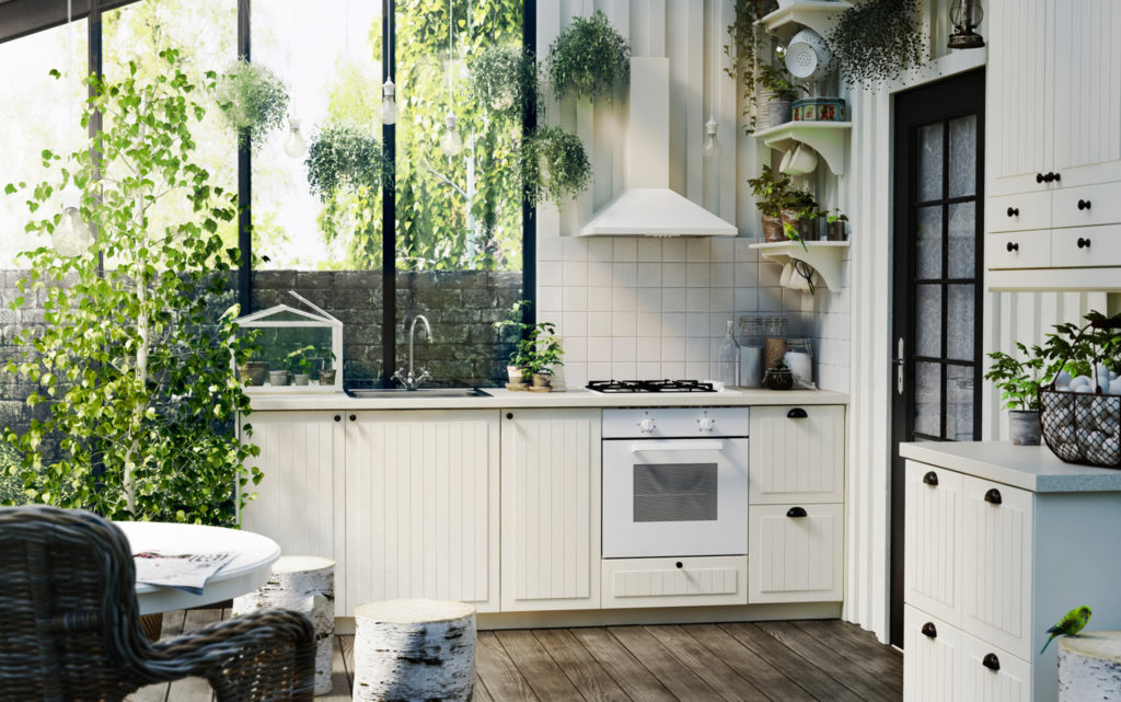 IKEA Landhausküche mit weißen Fronten und kleinen Knopfgriffen, offenen Regalen und Gasherd; Foto: IKEA