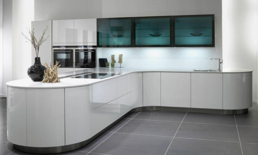 Modernes Design kombiniert mit runden Formen schafft eine futuristische Atmosphäre Foto: KüchenPortal
