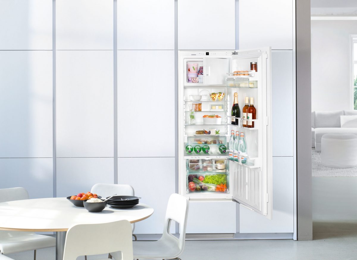 Einbaukühlschrank in Küchenfront mit weißen Hochglanzfronten; Foto: Liebherr