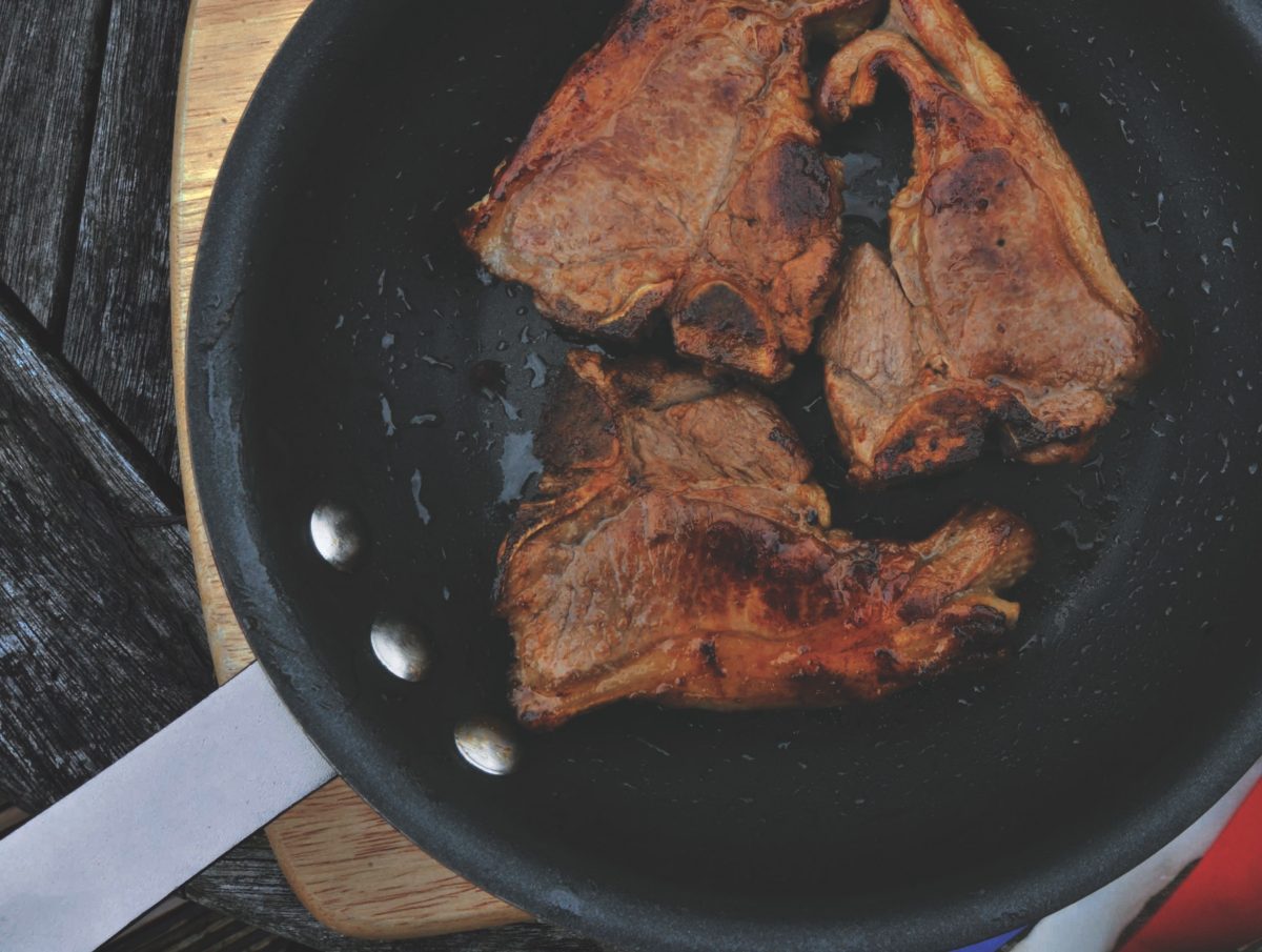 Fleisch und Steaks werden meist scharf angebraten