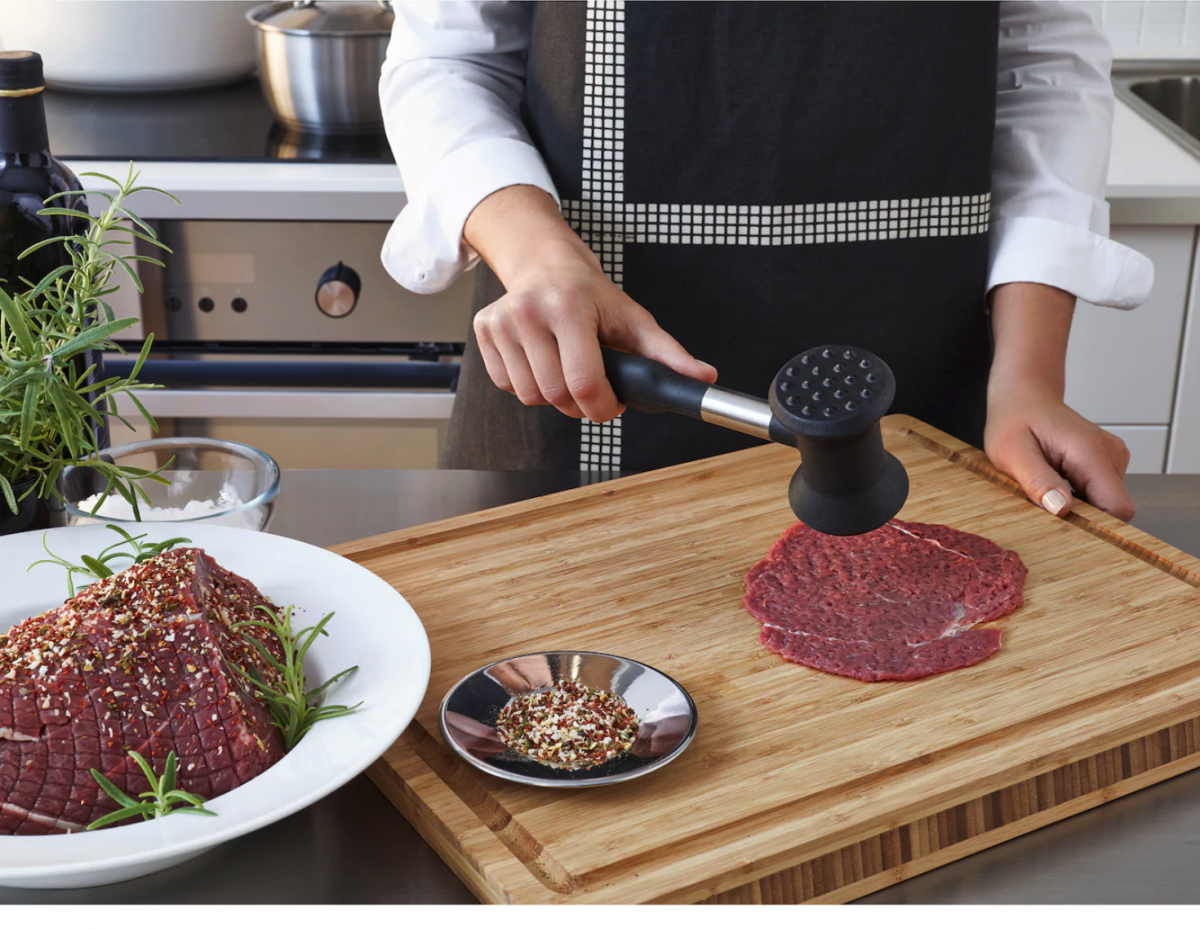 Fleisch am besten mit einem speziellen Fleischklopfer bzw. Fleischhammer bearbeiten; Foto: IKEA 