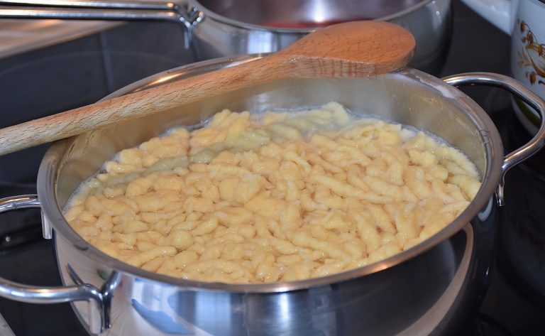 Spätzle selber machen: Schritt für Schritt Anleitung und Rezept ...