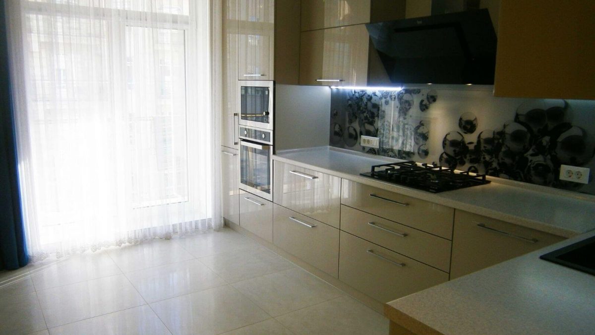 Backofen neben Kühlschrank planen