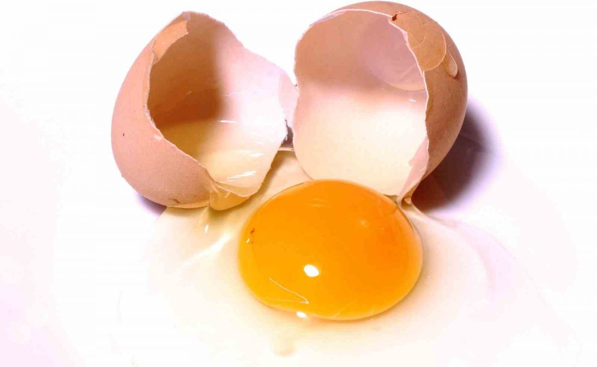 Altbewährte Probe, ob ein Ei noch gut ist: Einfach aufschlagen